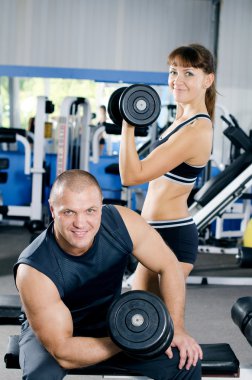 erkek ve kadın spor kulübü dumbbells ile