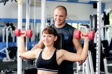 erkek ve kadın spor kulübü dumbbells ile