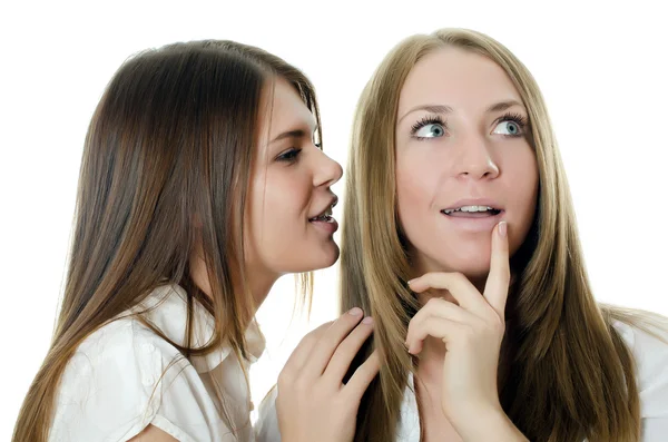 Twee meisjes de vriend van het meisje zijn fluisterde — Stockfoto