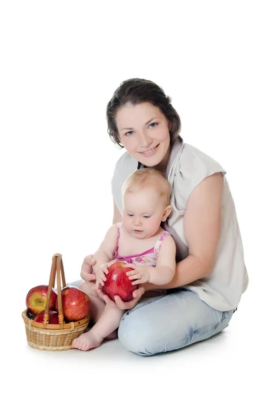 O pequeno bebê com maçãs vermelhas — Fotografia de Stock