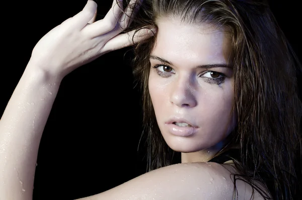 湿的女孩在黑色的蔓延化妆品 — 图库照片