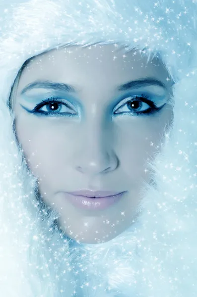 Κορίτσι χειμώνα με όμορφη συνθέτουν, ασημένια γάντια και νιφάδα χιονιού, μπλε πίσω — Φωτογραφία Αρχείου
