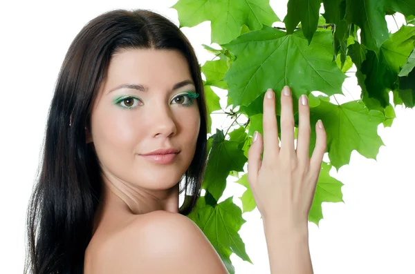 Mulher bonita com folhas verdes de primavera — Fotografia de Stock