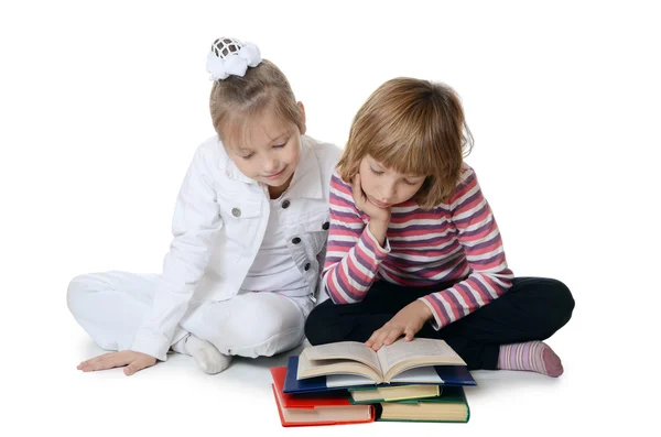 Duas meninas lêem o livro — Fotografia de Stock