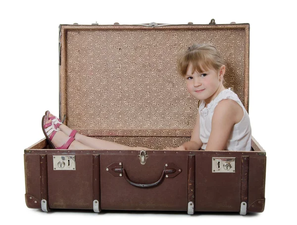 La petite fille dans une vieille valise isolée — Photo