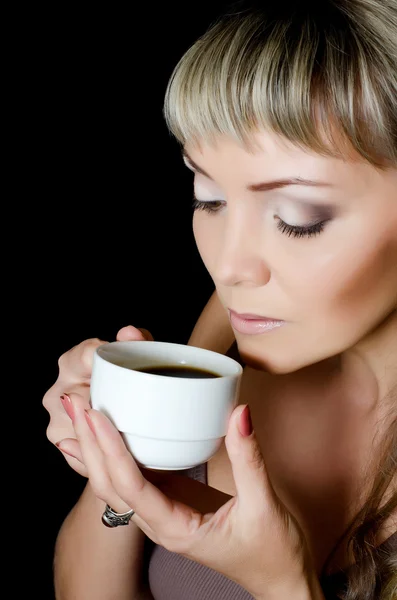 La belle femme élégante avec une tasse de café — Photo