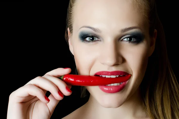 Het mooie meisje met chili peper — Stockfoto