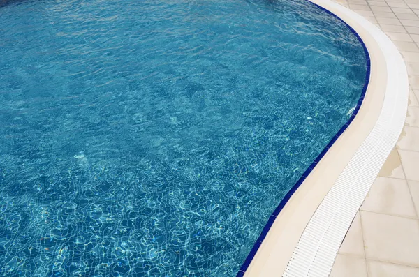 Плавательный бассейн в отеле крупным планом — стоковое фото