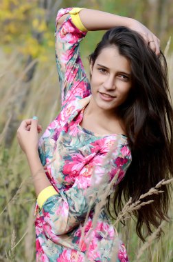 güzel bir kadın elbise alanında