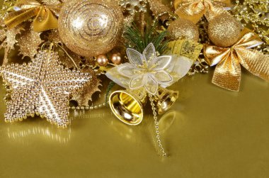 Noel ağacını süsler