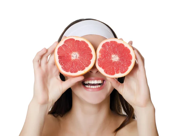 De mooie vrouw met grapefruit geïsoleerd — Stockfoto