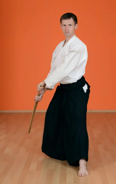 Az ember végzi a gyakorlatokat aikido — Stock Fotó