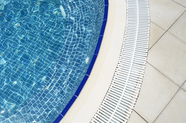 Piscina no hotel de perto — Fotografia de Stock