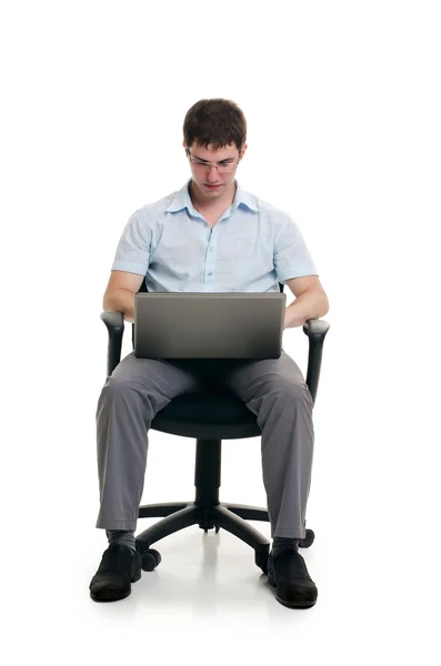 O empresário senta-se em uma poltrona com laptop — Fotografia de Stock