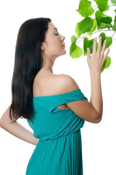 Szép nő, tavaszi zöld levelek — Stock Fotó