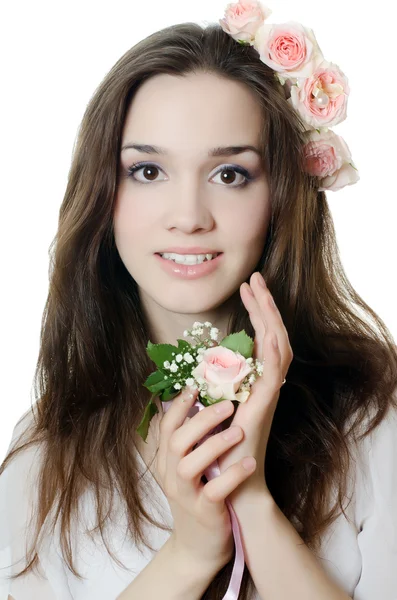 Портрет красивої дівчини з квітами у волоссі — стокове фото