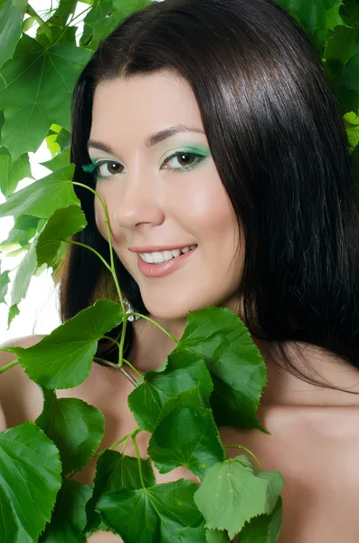 Hermosa mujer con hojas verdes de primavera —  Fotos de Stock