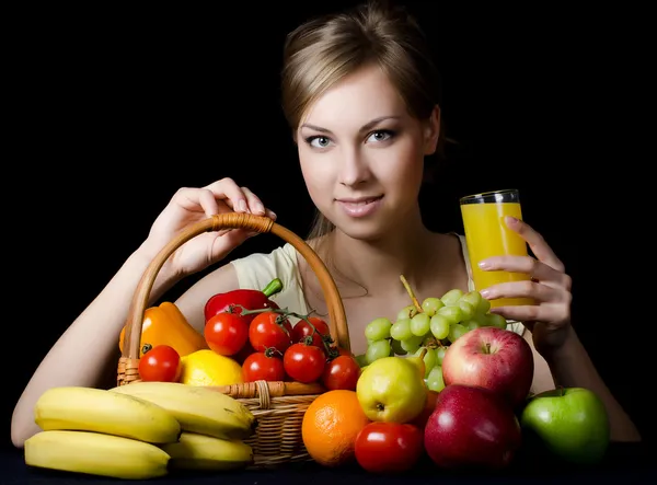 Menina bonita com frutas e legumes — Fotografia de Stock