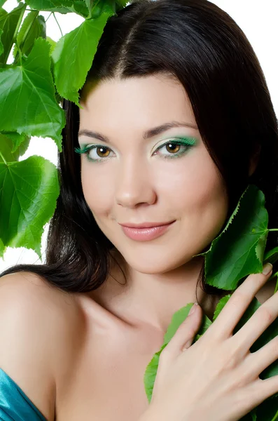 Piękna kobieta z wiosna zielony liść — Zdjęcie stockowe