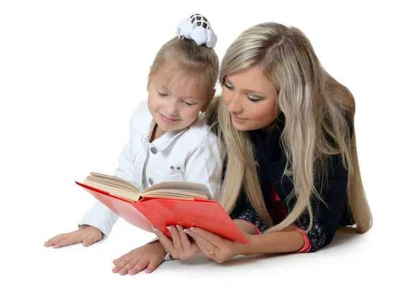 Mãe com uma filha ler livro — Fotografia de Stock