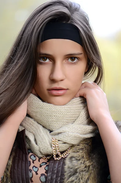 Retrato de la joven sobre la naturaleza — Foto de Stock