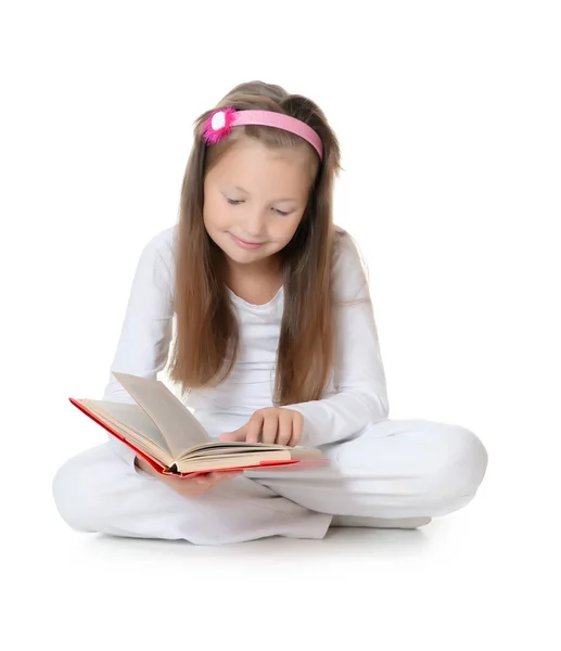 Kızlar üzerinde beyaz izole kitap okumak — Stok fotoğraf