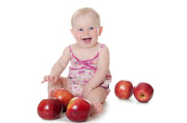 Kırmızı elma ile küçük bebek