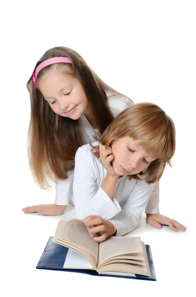 Duas meninas ler livro isolado — Fotografia de Stock