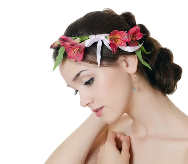 Retrato da menina bonita com flores no cabelo — Fotografia de Stock