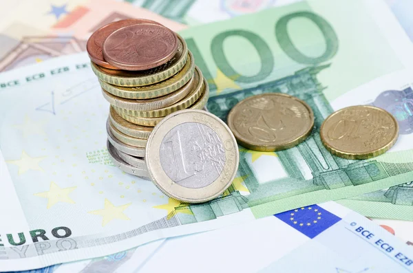 Verschiedene Euro-Banknoten und -Münzen — Stockfoto