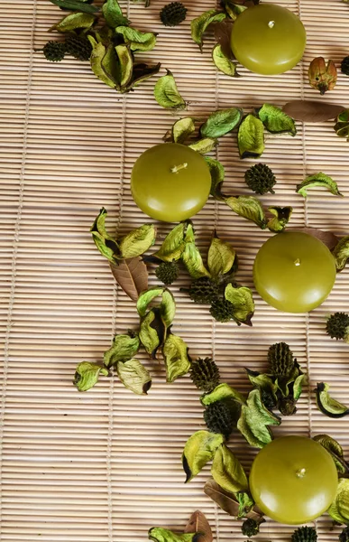 Velas aromáticas en una alfombra de bambú — Foto de Stock