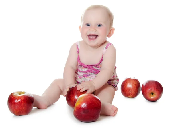 O pequeno bebê com maçãs vermelhas — Fotografia de Stock