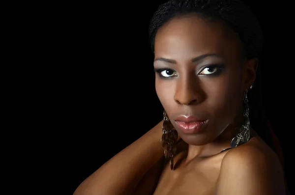 De zwarte meisje met een mooie make-up — Stockfoto