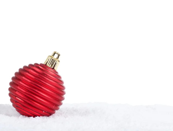 De kerstboom bal in sneeuw — Stockfoto