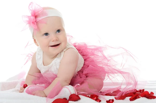 De kleine baby geïsoleerd op witte achtergrond — Stockfoto