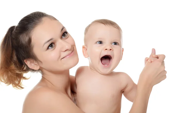 De gelukkige moeder met baby op witte achtergrond — Stockfoto