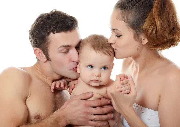 Portret van een jong gelukkig gezin met het kind — Stockfoto