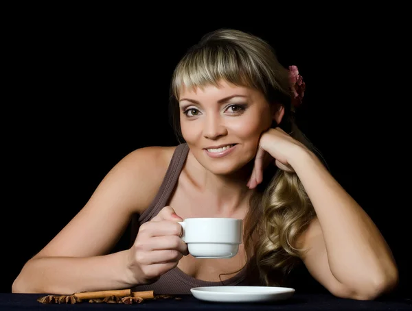 Die schöne elegante Frau mit der Kaffeetasse — Stockfoto