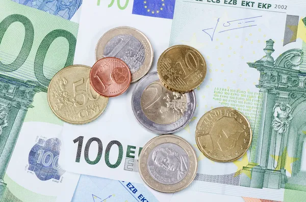 Varie banconote e monete in euro — Foto Stock