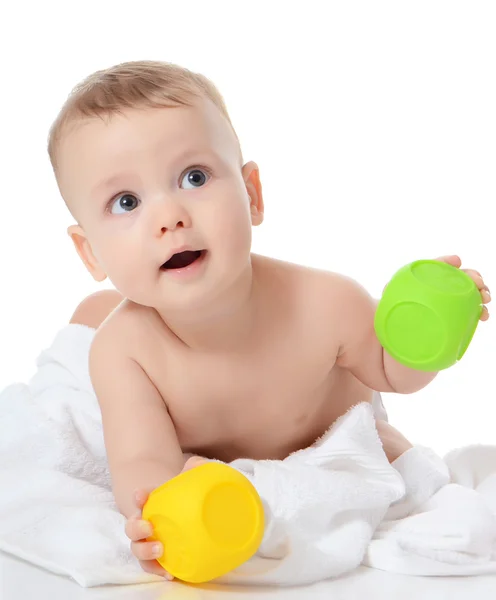 Малыш играет в изолированные игрушки — стоковое фото