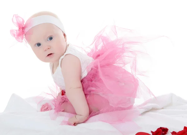 El pequeño bebé aislado en blanco — Foto de Stock