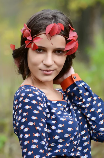 Portrét mladé dívky s podzimní listí — Stock fotografie