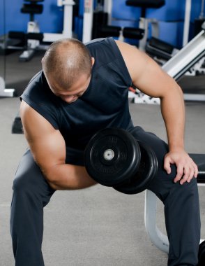 Spor kulübünde dambılı bir adam.