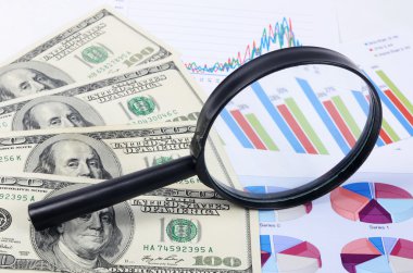 Büyüteç Lirası üstünde yatan