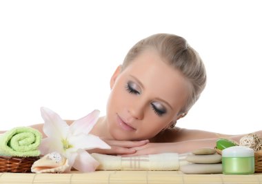 Spa bambu halı üzerinde güzel bir kadın