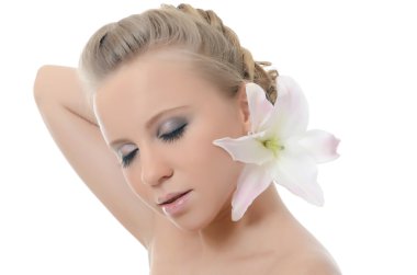 Zambak çiçeği ile güzel bir kadın