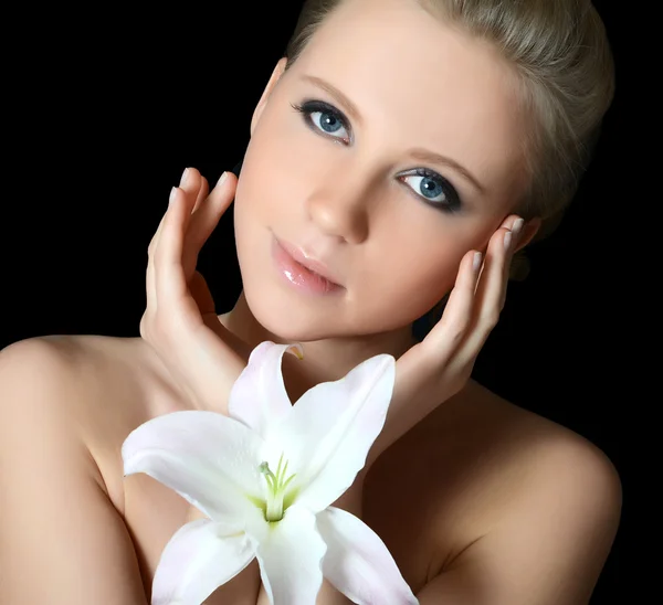 La hermosa mujer con flor de lirio — Foto de Stock
