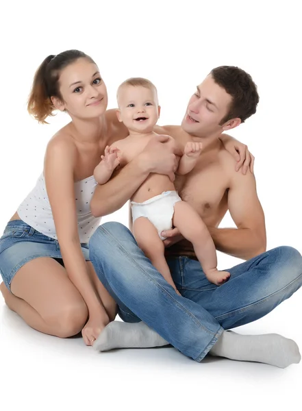 Retrato de uma jovem família feliz com a criança — Fotografia de Stock