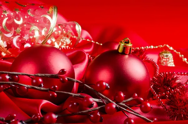 As esferas de Ano Novo em tecido vermelho — Fotografia de Stock