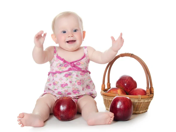 El pequeño bebé con manzanas rojas —  Fotos de Stock